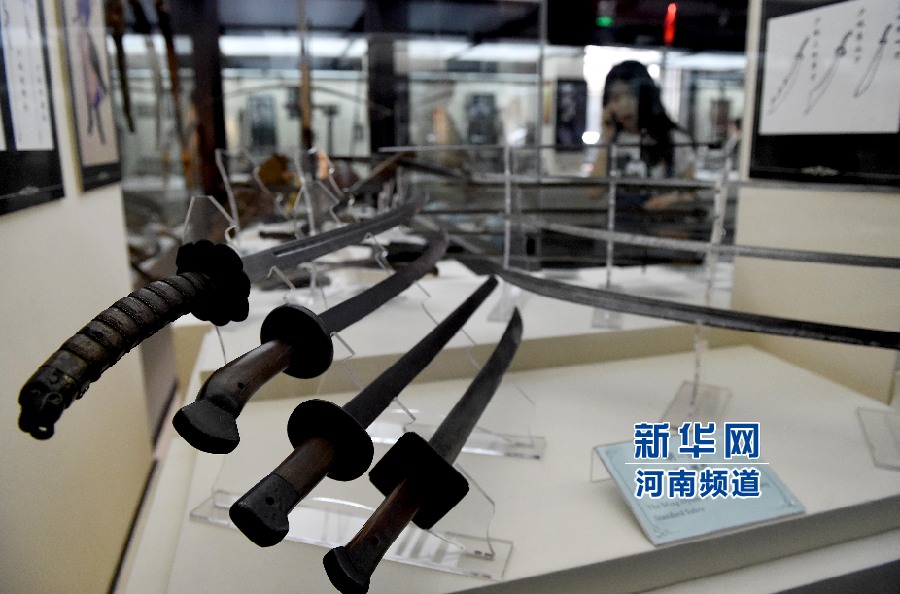 4月26日，參觀者在兵器展覽館內(nèi)參觀。
