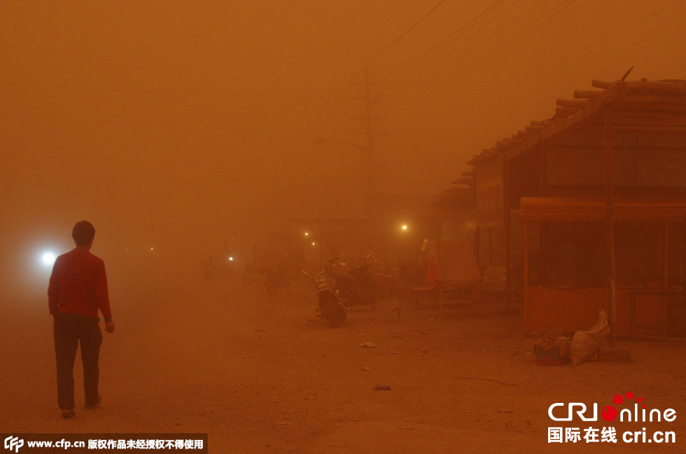 巴扎上的車輛紛紛打開車燈。