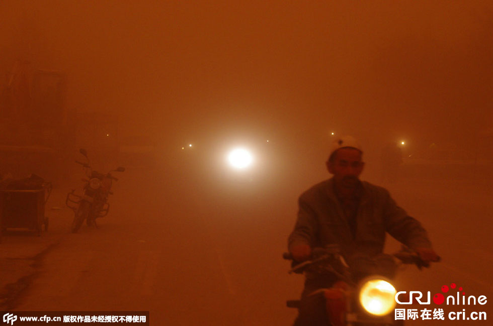 巴扎上的行人紛紛回家。　圖片來源：CFP