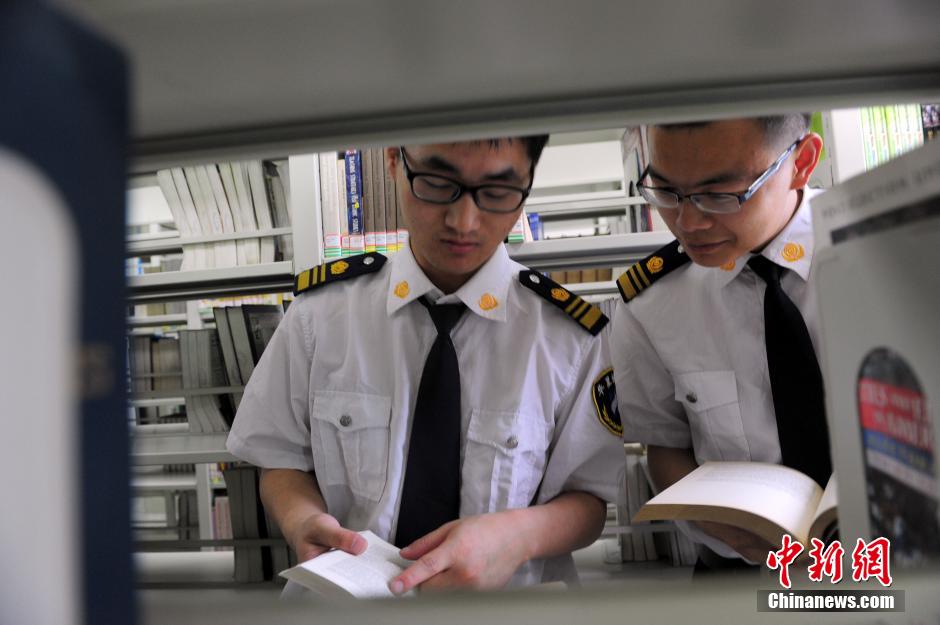 5月8日，武漢輕工大學(xué)圖書館保安吳濤與江力在圖書館交流學(xué)習(xí)。