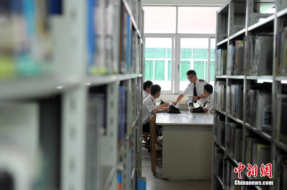 5月8日，武漢輕工大學(xué)保安吳濤、江力、黃凱、萬文杰在圖書館學(xué)習(xí)中。中新社發(fā) 張暢 攝