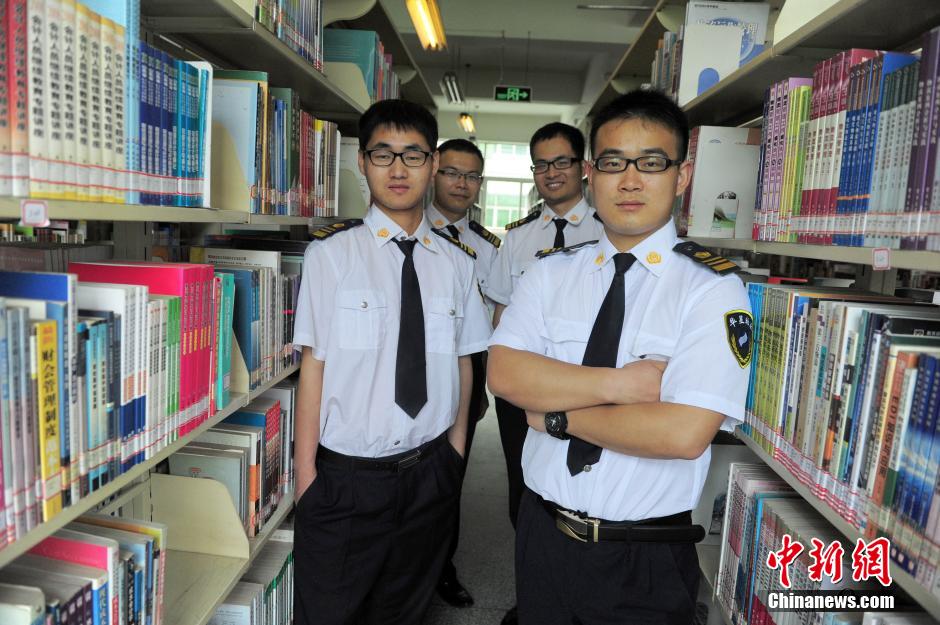 　5月8日，武漢輕工大學(xué)圖書館保安吳濤、江力、黃凱、萬文杰。中新社發(fā) 張暢 攝