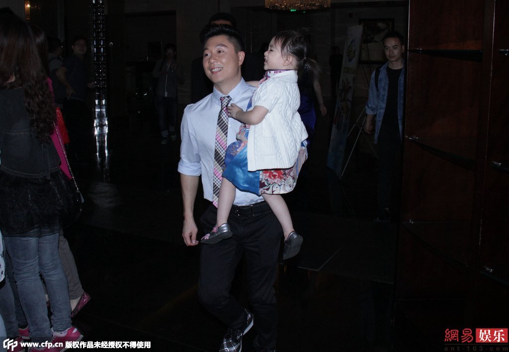 近日李小鵬抱女兒快步離開活動現(xiàn)場。