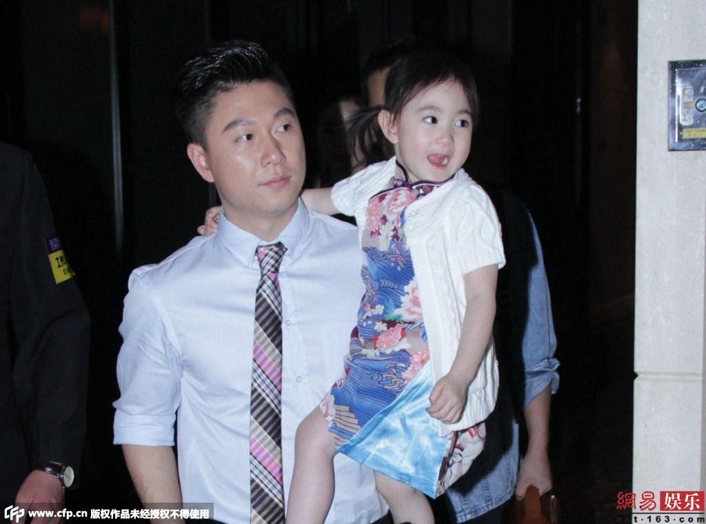 女兒奧莉身穿花旗袍配白色外套，還不停做表情賣萌搶鏡。