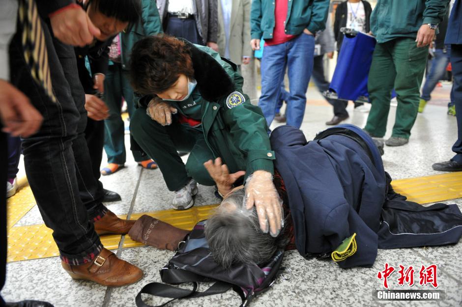 74歲老太地鐵站臺(tái)摔倒稱(chēng)“有老保，不訛人”