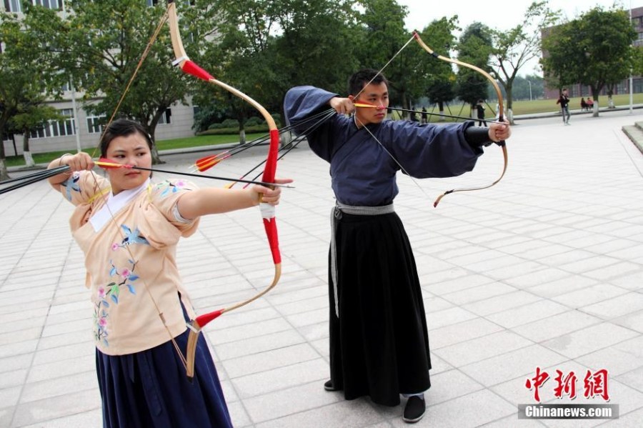 圖為課余練習(xí)射箭的“神雕俠侶”胡雅潔和胡默齋。