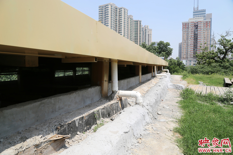 保護(hù)殼外部設(shè)計(jì)有排水系統(tǒng)。