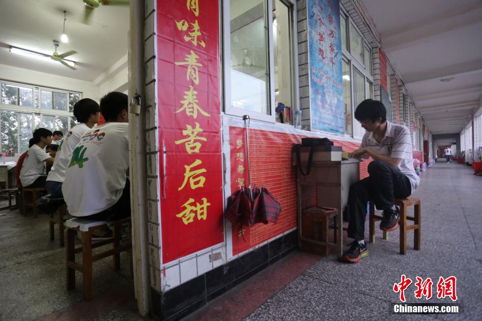 河南考生備戰(zhàn)高考 標(biāo)語口號(hào)貼滿教室