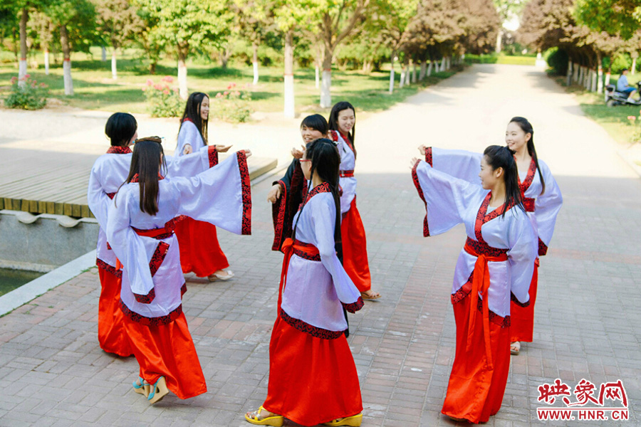 走遍校園的每個角落，只為你能盡可能將有關(guān)的記憶都帶走。