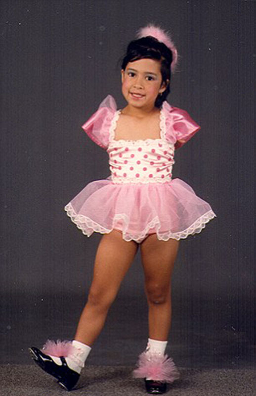 美國(guó)“勵(lì)志姐”天生無(wú)雙臂 用腳開飛機(jī)彈鋼琴