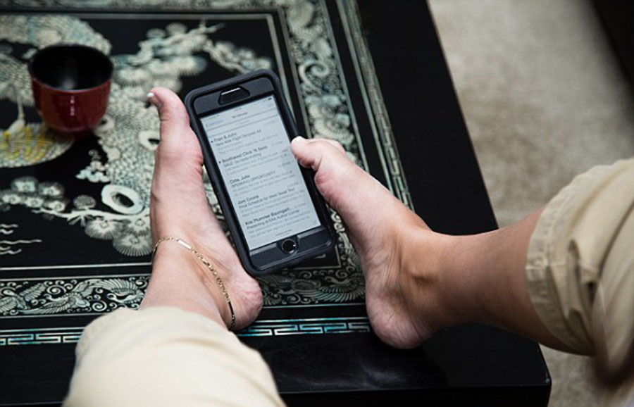 美國(guó)“勵(lì)志姐”天生無(wú)雙臂 用腳開飛機(jī)彈鋼琴