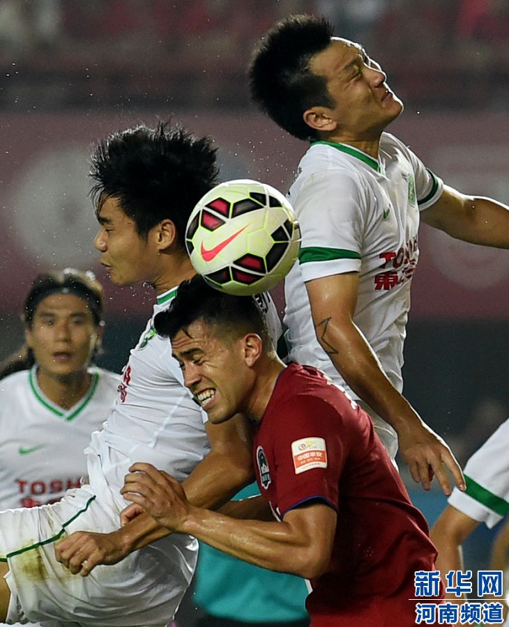 7月19日，河南建業(yè)隊球員哈維爾（右二）在比賽中與對手爭搶頭球。