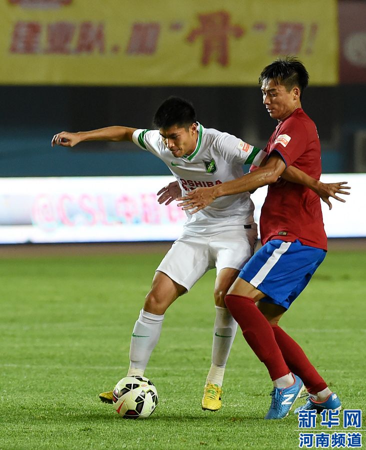 7月19日，杭州綠城隊球員黃希揚（左）在比賽中控球。