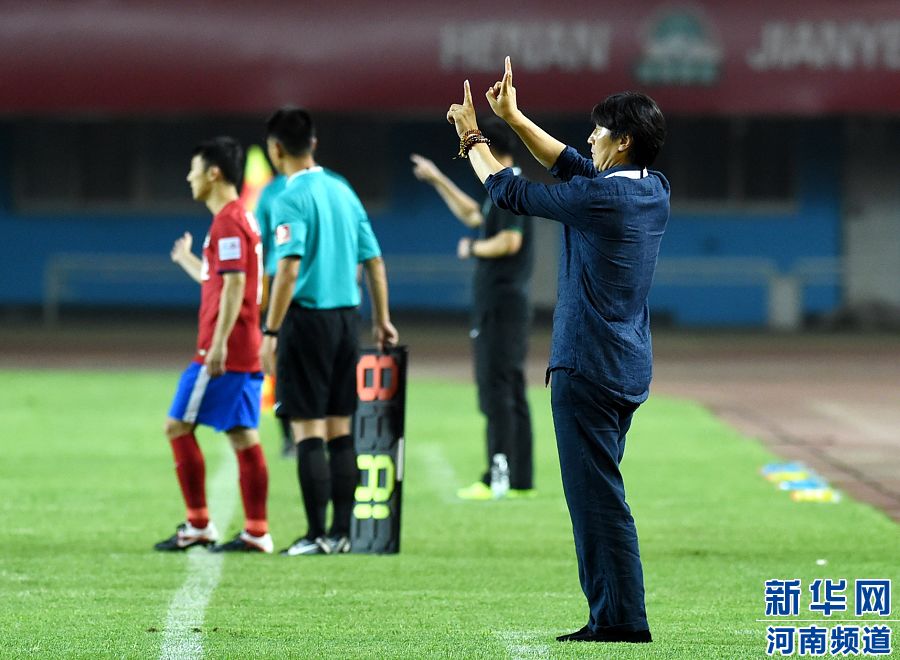 7月19日，河南建業(yè)隊主教練賈秀全（右一）在場邊指揮。