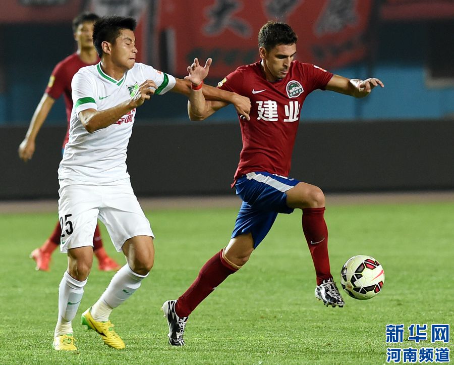 7月19日，河南建業(yè)隊球員伊沃（右）在比賽中帶球進攻。