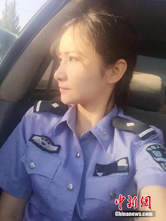 新疆兵團女民警生活照走紅網(wǎng)絡 被譽“最美警花”