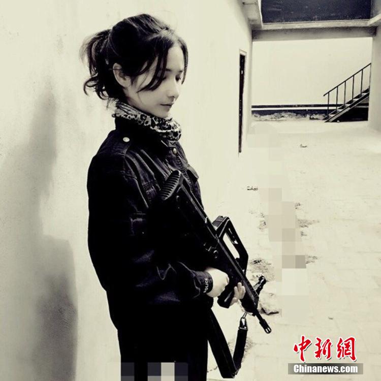 新疆兵團女民警生活照走紅網(wǎng)絡 被譽“最美警花”