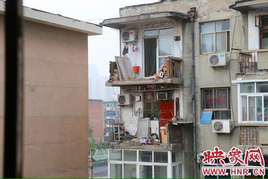 樓上多處陽(yáng)臺(tái)出現(xiàn)裂縫，隨時(shí)有掉落危險(xiǎn)