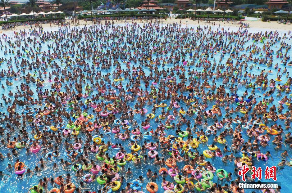 8月1日，民眾扎堆在南京湯山歡樂水魔方水上樂園戲水，享受“冰火兩重天”的涼爽和激情。連日來，中國大部分地區(qū)迎來高溫天氣。