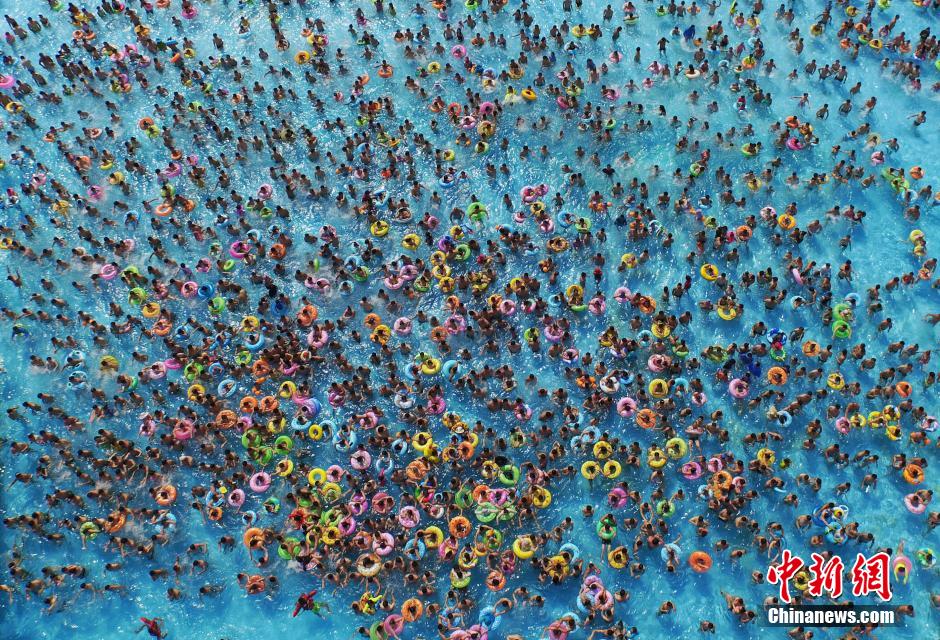 8月1日，民眾扎堆在南京湯山歡樂水魔方水上樂園戲水，享受“冰火兩重天”的涼爽和激情。連日來，中國大部分地區(qū)迎來高溫天氣。