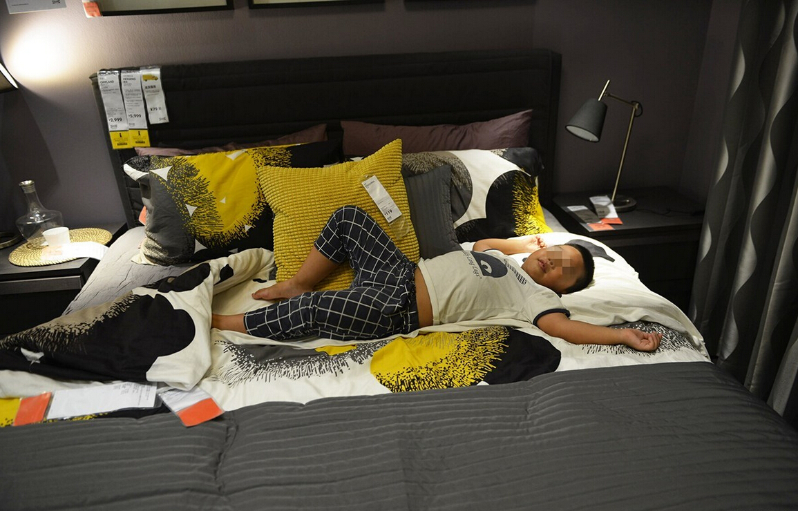 8月4日，杭州，“蹭涼族”在宜家杭州店的沙發(fā)或床鋪上休息。