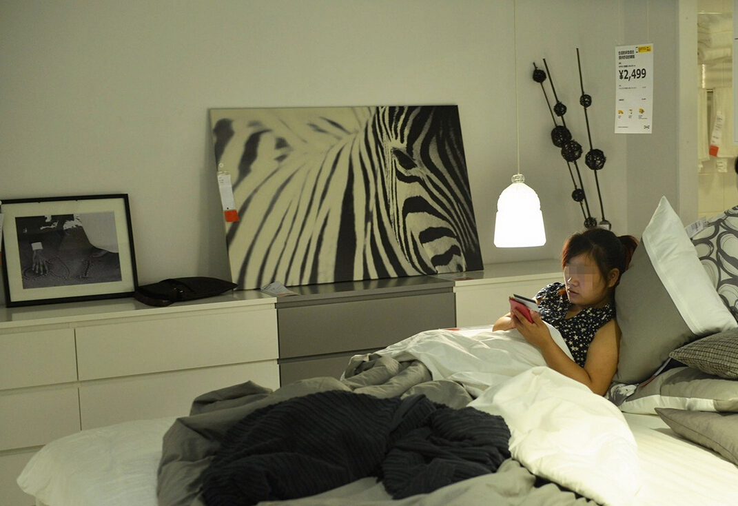 8月4日，杭州，“蹭涼族”在宜家杭州店的沙發(fā)或床鋪上休息。