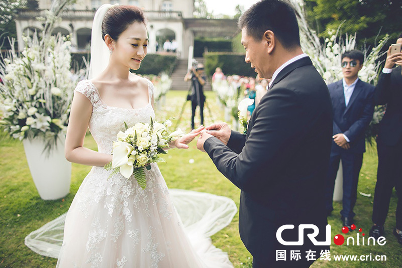 李小冉比利時(shí)辦婚禮 朱丹、鐘欣潼、應(yīng)采兒做伴娘