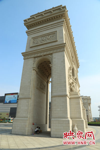 鄭州驚現(xiàn)山寨“凱旋門(mén)”