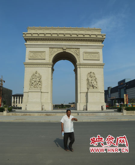 鄭州驚現(xiàn)山寨“凱旋門(mén)”
