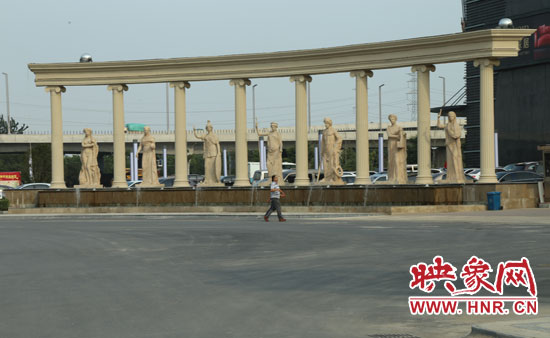 在這個(gè)“凱旋門(mén)”前是一處噴泉景觀。