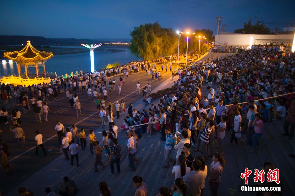 數萬民眾前來黃河邊觀看河燈。 張云 攝