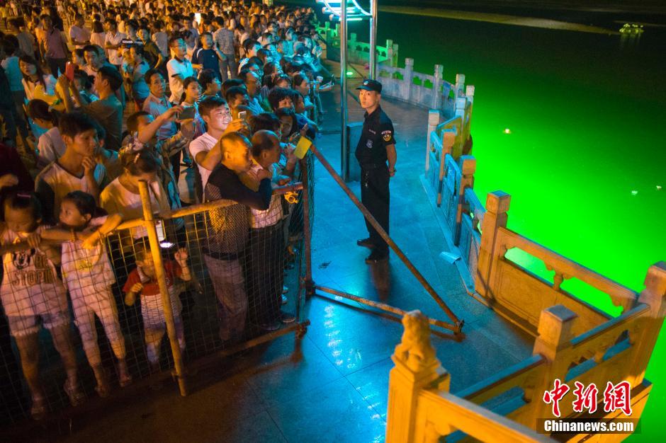 特警為河燈節(jié)保駕護航。 張云 攝