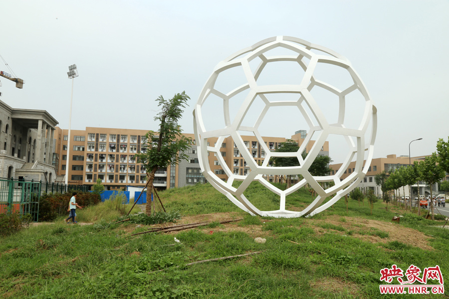 這是一座多邊形曲面藝術(shù)品，直徑約6米，剛剛建成，目前還沒有命名。