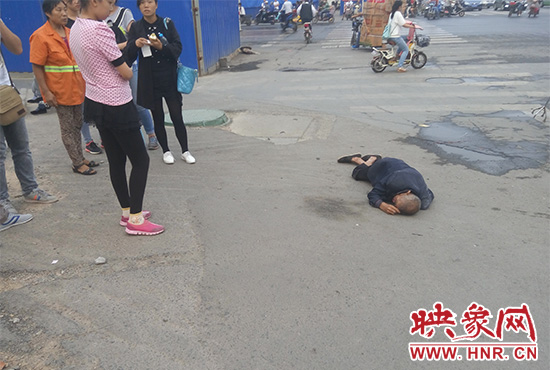老人倒地后無人敢扶，過路市民拍照作證。