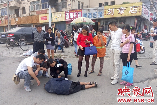 據(jù)附近環(huán)衛(wèi)工人介紹，老人是自己過路口時(shí)不小心摔倒的。