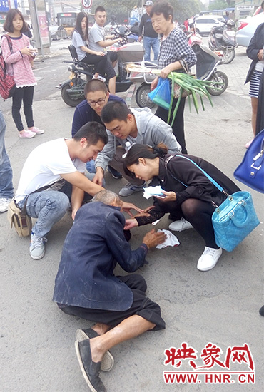 一些愛心市民在撥打了110和120后，上前給老人擦臉上的血跡。
