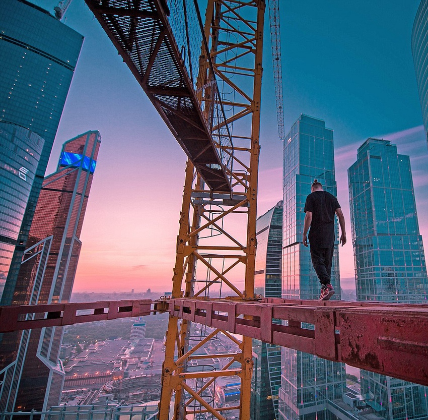 恐高癥慎入！俄羅斯小伙高空跑酷炫特技驚險(xiǎn)萬(wàn)分