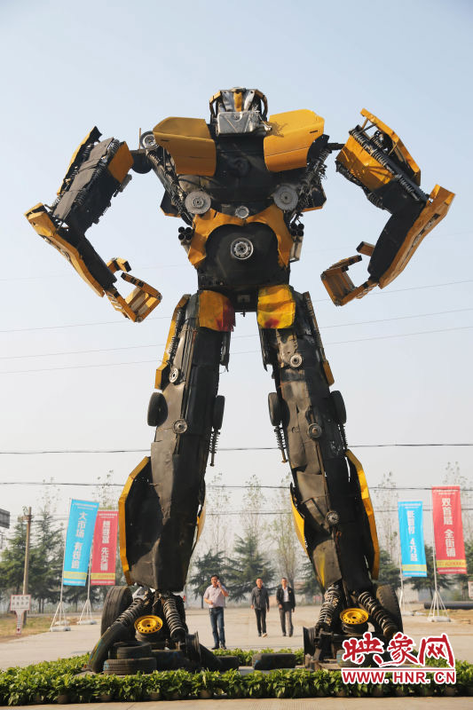 10月14日，一只高18米、寬8米的“變形金剛”矗立在河南省平頂山市寶豐縣一家企業(yè)門(mén)前。