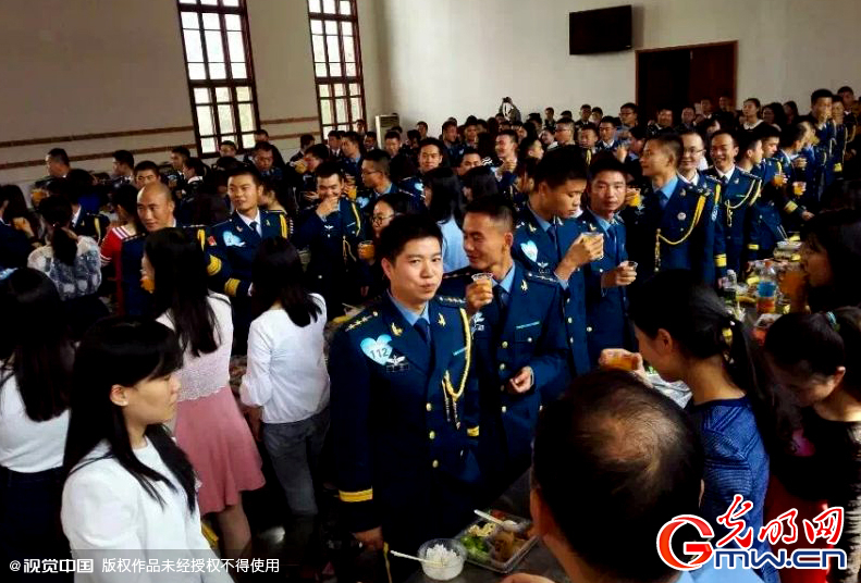 湖北武漢，“嫁人就嫁解放軍”，每年一屆的武漢軍旅姻緣會17日在駐漢空軍某指揮所文化活動中心舉行