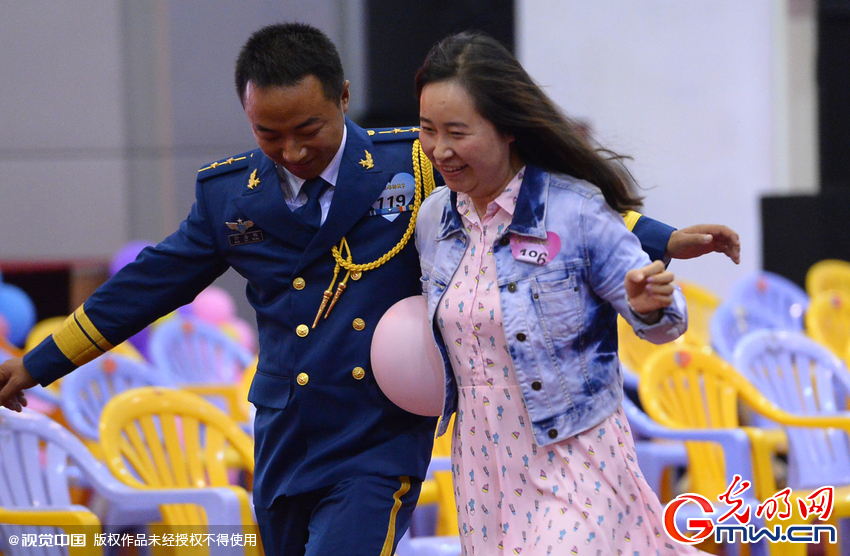 湖北武漢，“嫁人就嫁解放軍”，每年一屆的武漢軍旅姻緣會17日在駐漢空軍某指揮所文化活動中心舉行