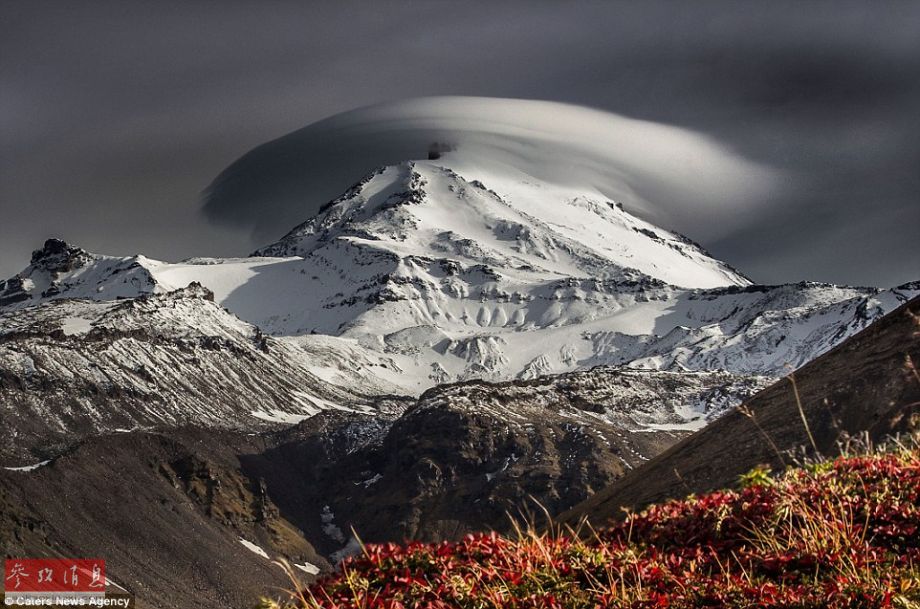 火山上籠罩著類似于外星飛碟形狀的云彩，場(chǎng)景猶如科幻大片。