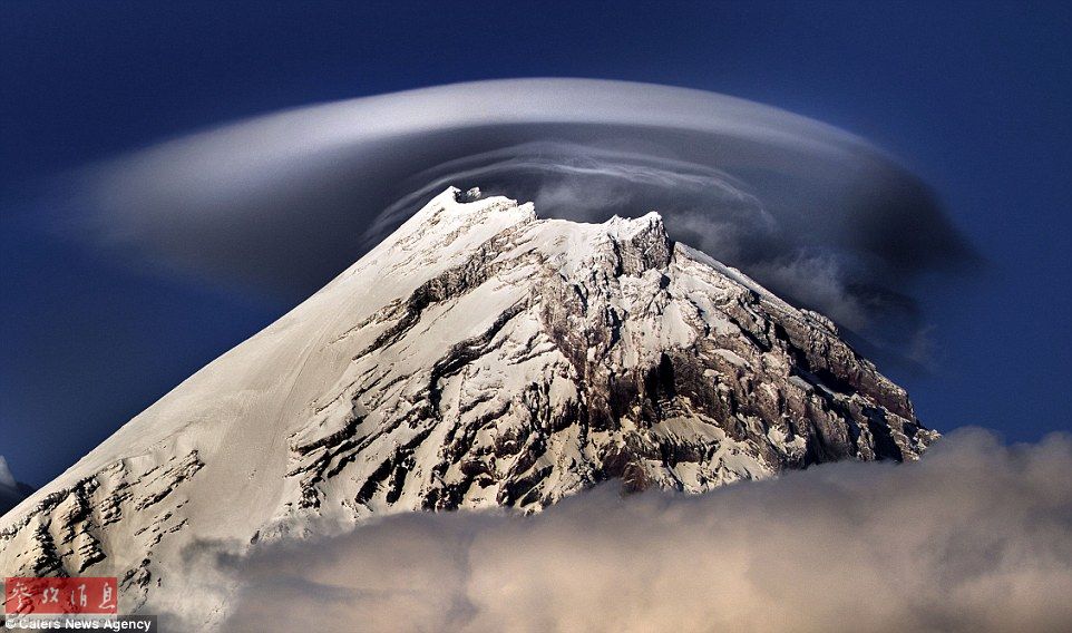 火山上籠罩著類似于外星飛碟形狀的云彩，場(chǎng)景猶如科幻大片。
