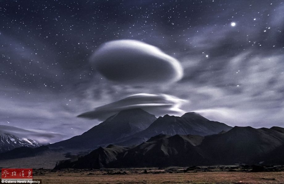 火山上籠罩著類似于外星飛碟形狀的云彩，場(chǎng)景猶如科幻大片。