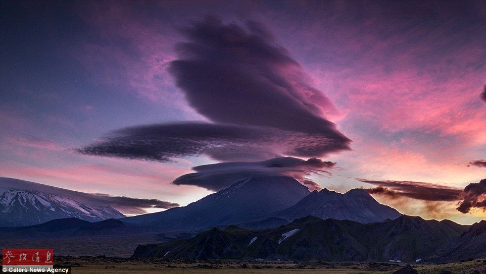 火山上籠罩著類似于外星飛碟形狀的云彩，場(chǎng)景猶如科幻大片。