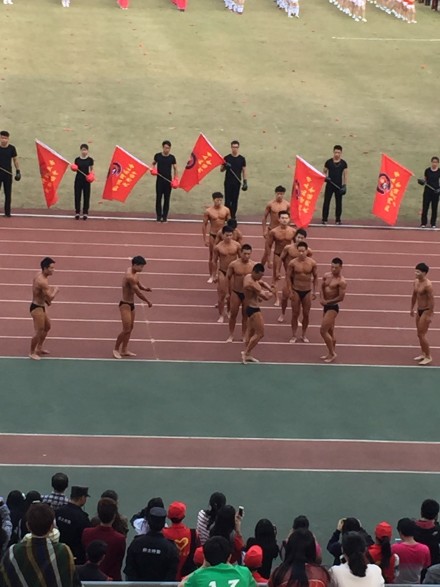 杭州某大學(xué)秋季運動會開幕式 裸男大秀肌肉