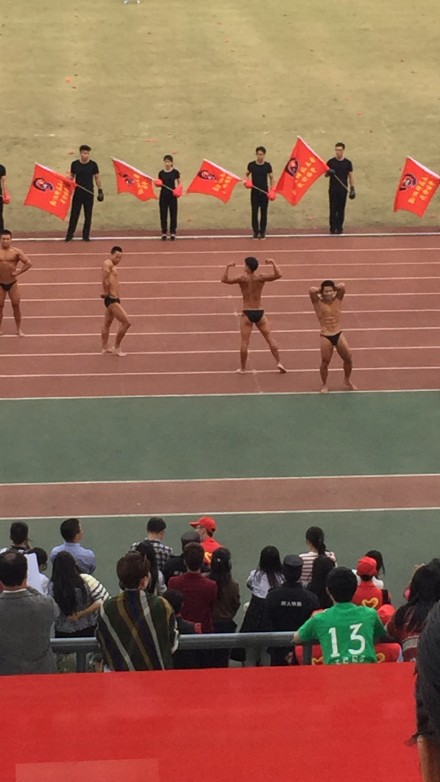 杭州某大學(xué)秋季運動會開幕式 裸男大秀肌肉