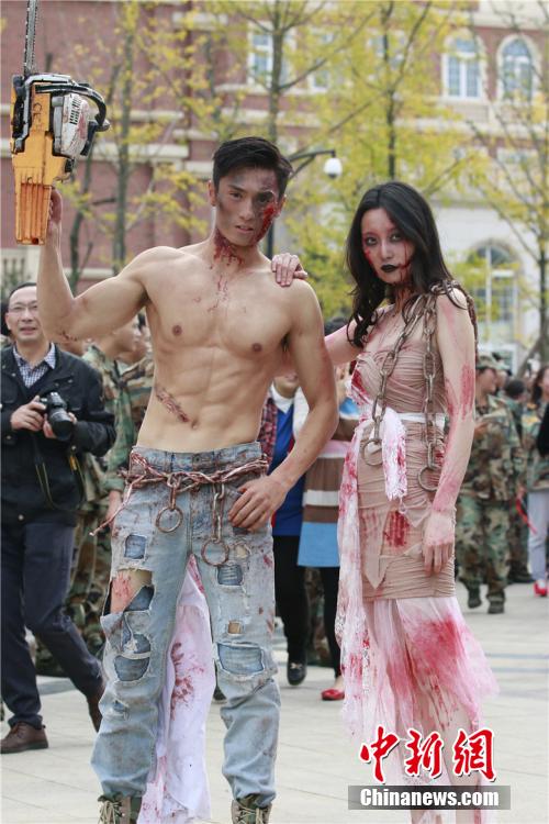 男神教師扮“鬼”學(xué)生稱其為“史上顏值最高男鬼”。何浠 攝