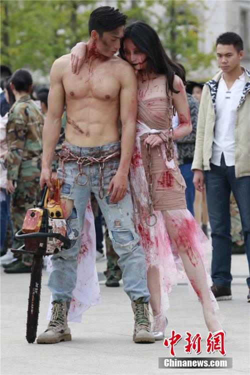 男神教師扮“鬼”學(xué)生稱其為“史上顏值最高男鬼”。何浠 攝