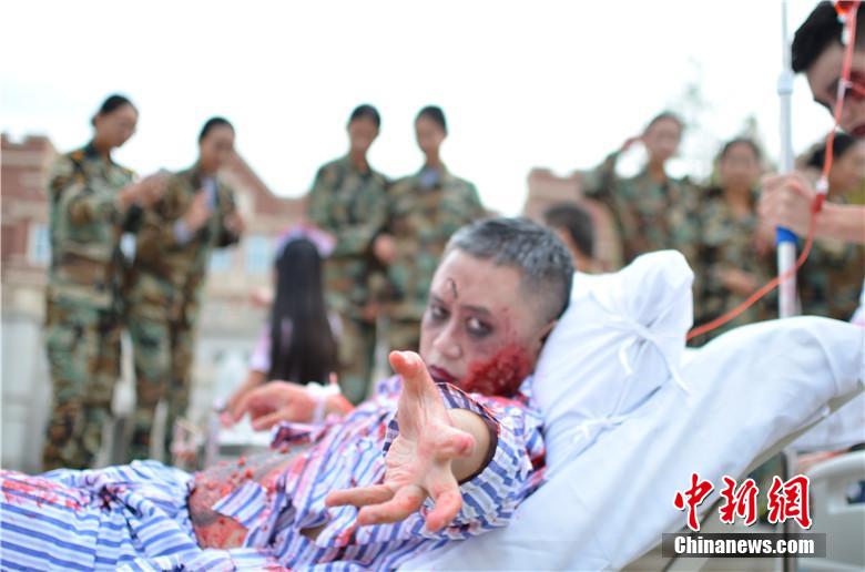 該校院長也參與其中，與學(xué)生共同嗨翻校園。 何浠 攝