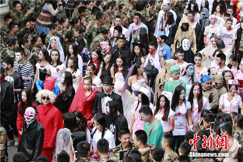 校園“萬圣節(jié)”恐怖化妝派對讓“群鬼”聚集。 何浠 攝